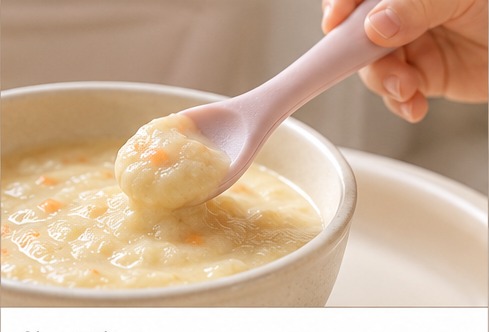 镜头 04 勺子舀起宝宝辅食泥